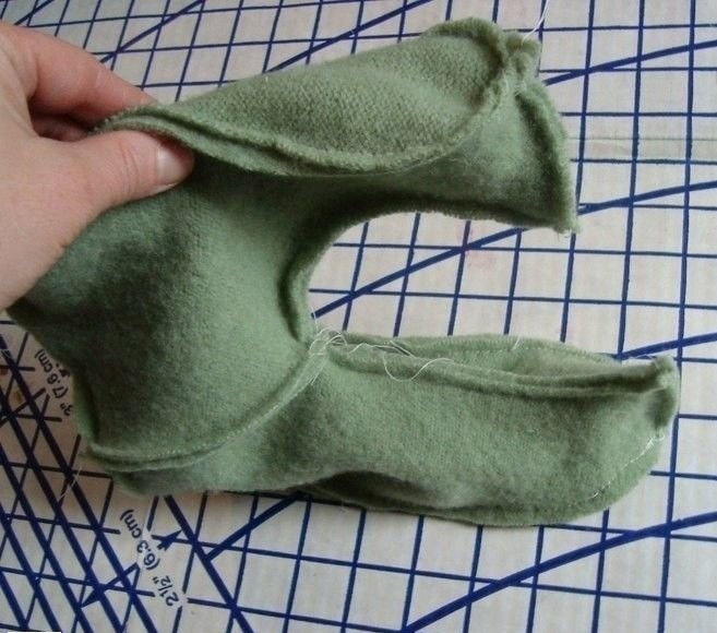 Домашние тапочки из старого свалявшегося свитера