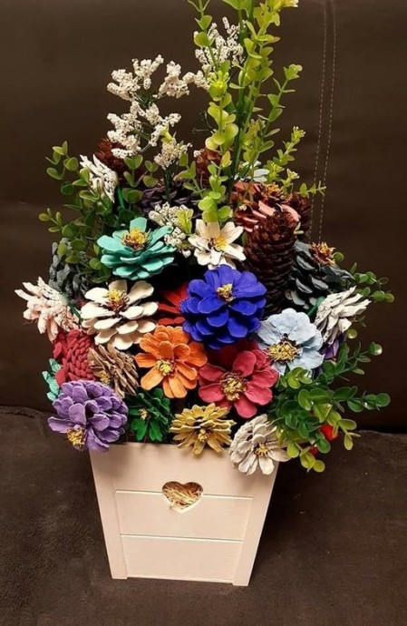 Букeты из шишeк в корзинках