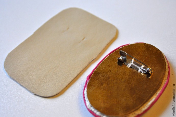 Маленькая брошь с вышивкой