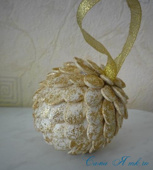 Новогоднее украшение из тыквенных семечек