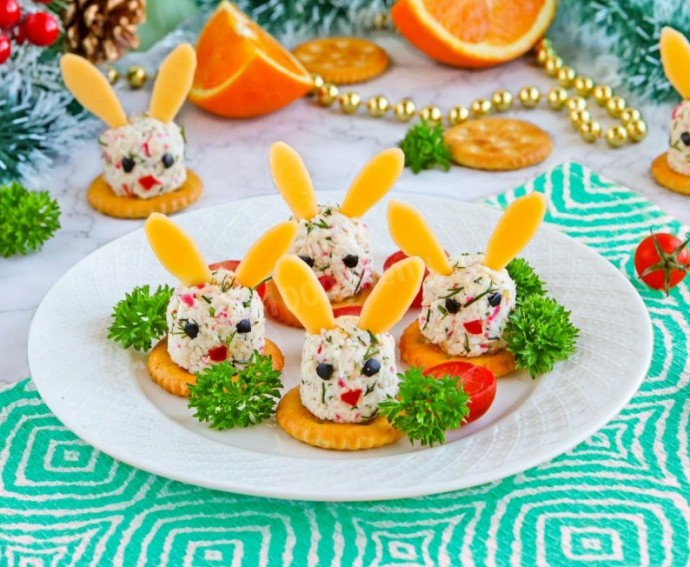 ​Новогодняя закуска на праздничный стол "Кролики на крекерах"