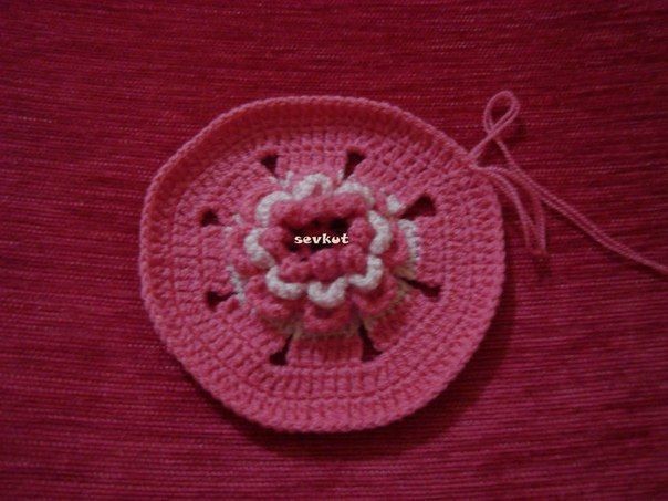 ​Оригинальная салфетка-цветок крючком