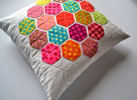 Подушки с красивыми лоскутными узорами