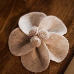 Простые цветочки из кружков фетра