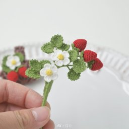 Земляника, связанная крючком