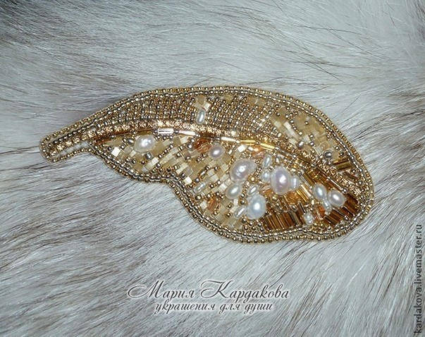 Брошь из бисера "Перо"