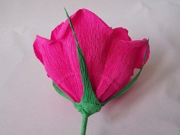 Объемная роза из гофрированной бумаги и конфет