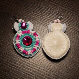 Сережки из бисера и стразов