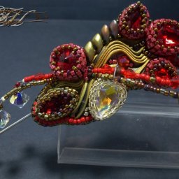 Яркая брошь