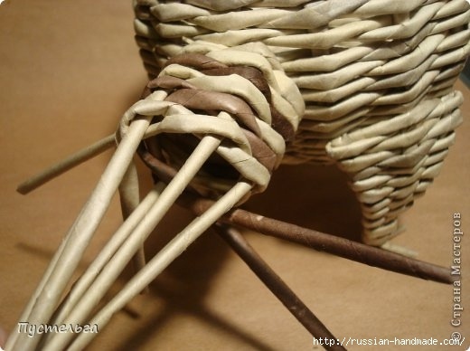 ​Плетение из газетных трубочек енота