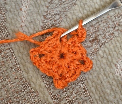 Вяжем крючком квадрат с выпуклой спиралью