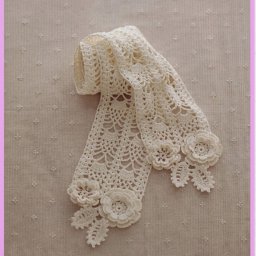 Ажурный шарфик с декоративными цветочками крючком