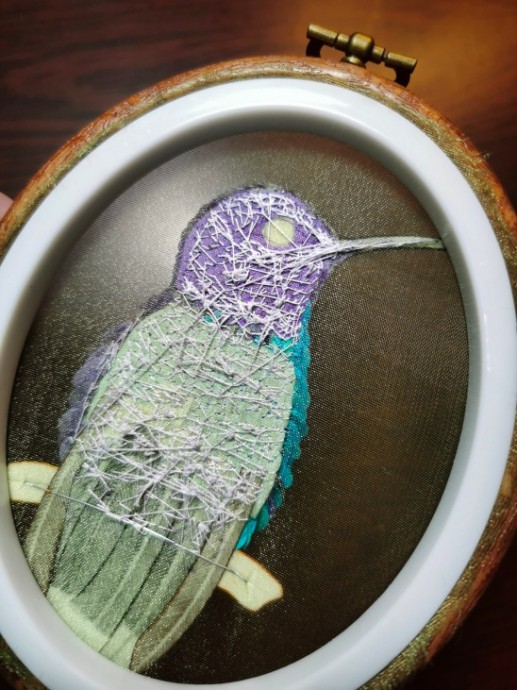 Объемная вышивка колибри градиентными пайетками