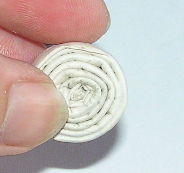 Кулон из газетных полосок