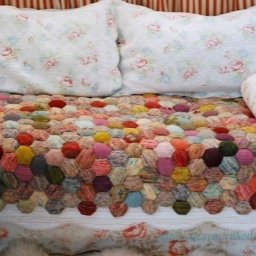 Покрывало из вязаных подушечек
