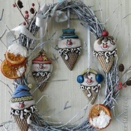 ​Венок из березовых веток со снеговичками из соленого теста