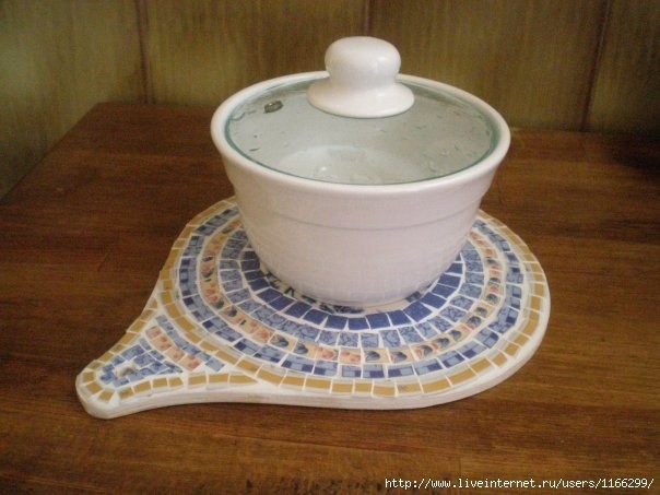 Художественно выполненная подставка под горячее