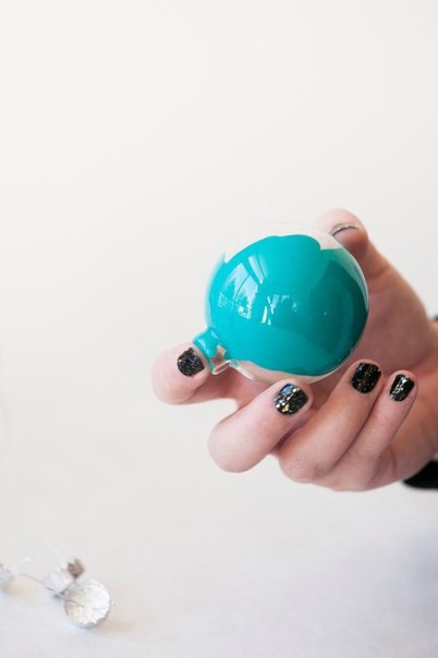 Шарики на елку, украшенные поталью