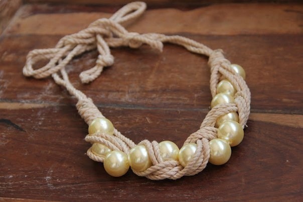 Ожерелье из веревки и бусин Ожерелье из веревки и бусин