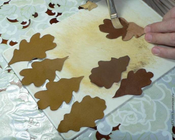 Брошь из кожи "Дубовая веточка"