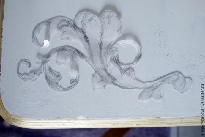 Превращаем обычный столик в антикварный