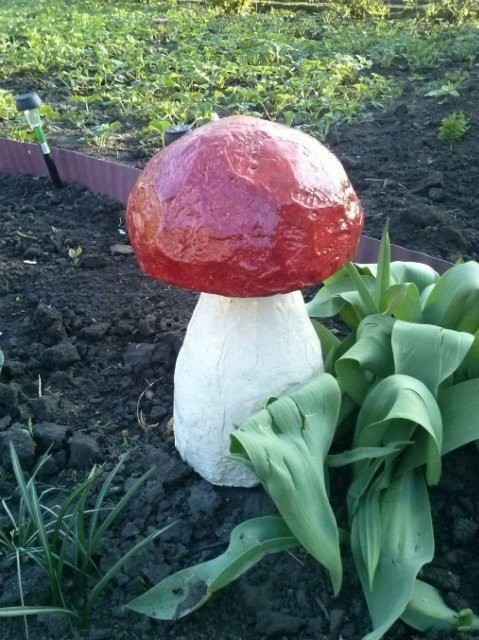 Гриб из монтажной пены для садового участка