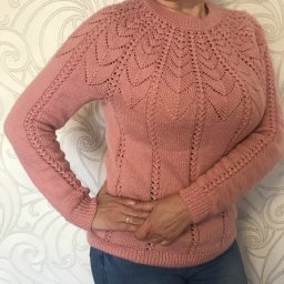 ​Очень красивый свитер с ажурной кокеткой