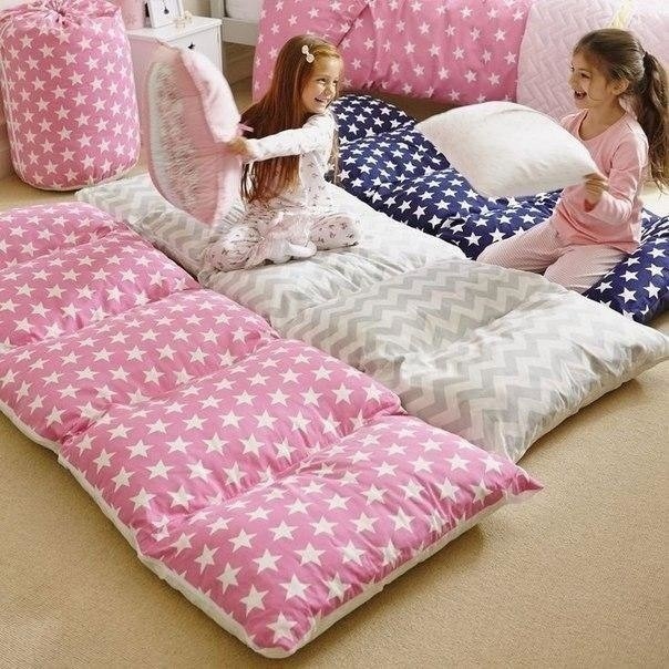 ​Складной диван из подушек