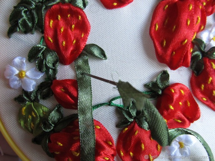 Вышивка клубники атласными лентами Вышивка клубники атласными лентами