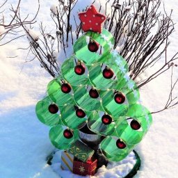 Зимние елочки из пластиковых бутылок