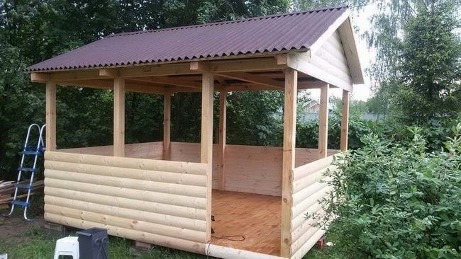 Строительство красивой беседки с двускатной крышей из шифера своими руками