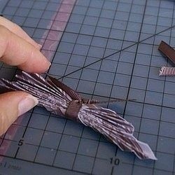 Бумажная бабочка для украшения коробки с подарком