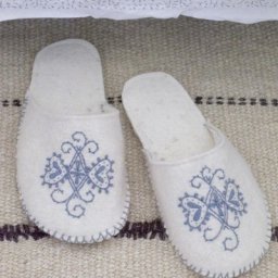 Тапочки с вышивкой гладью