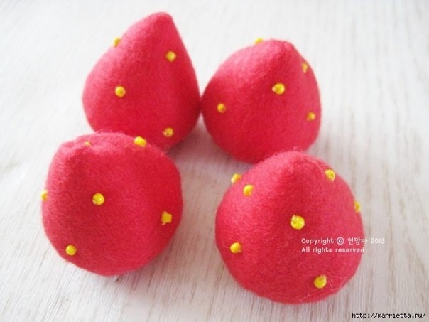 Клубничный кекс из фетра: мини-мастер-класс
