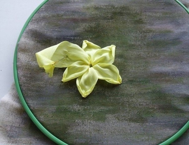 Вышиваем нарциссы лентами