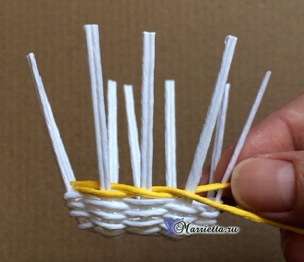 Плетение корзинки из проволоки в бумажной обмотке
