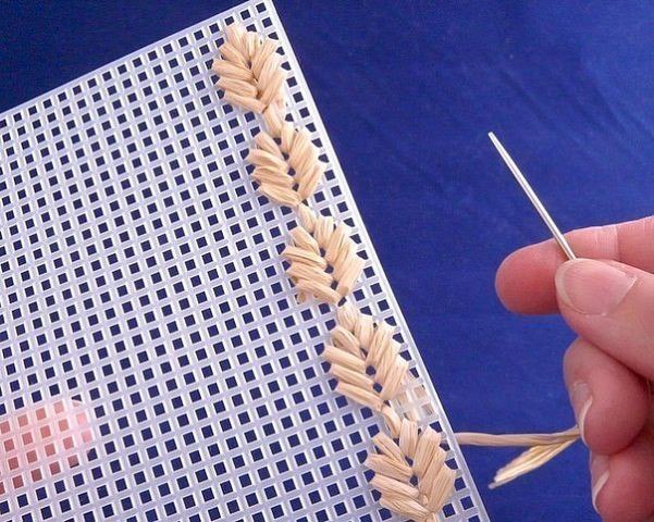 Салфетка из пластиковой канвы и целлофана