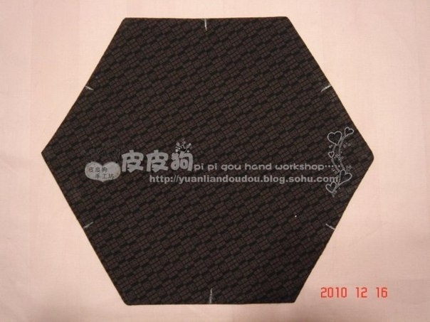 Сумочка, декорированная объемными цветами Сумочка, декорированная объемными цветами