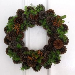 ​Венок из шишек