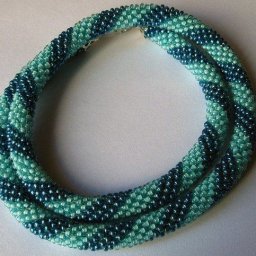 Бисерный жгут, связанный крючком