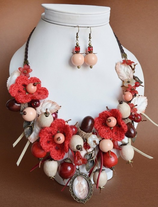 ​Идеи ярких и красочных колье к новому году