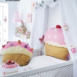 Подушка в виде пирожного