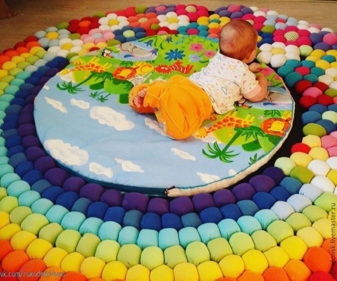 Разноцветный коврик из трикотажа