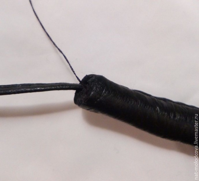 Колье из кожаного шнура и бусин