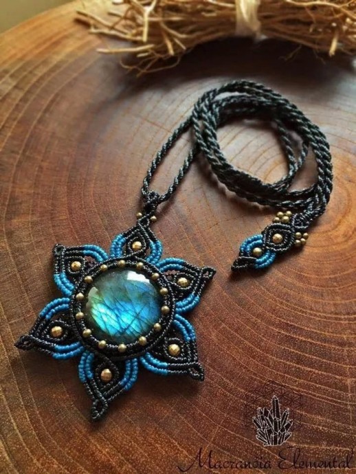 Украшение в технике макраме