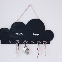 Простая и красивая ключница-облачко