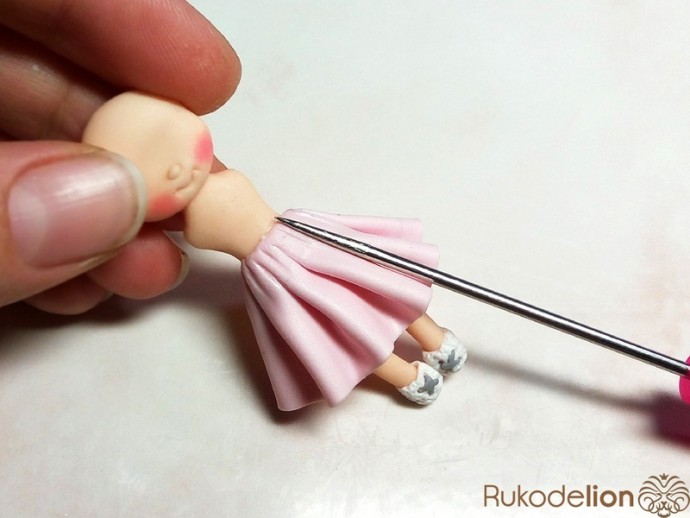 Брошь "Куколка" из полимерной глины