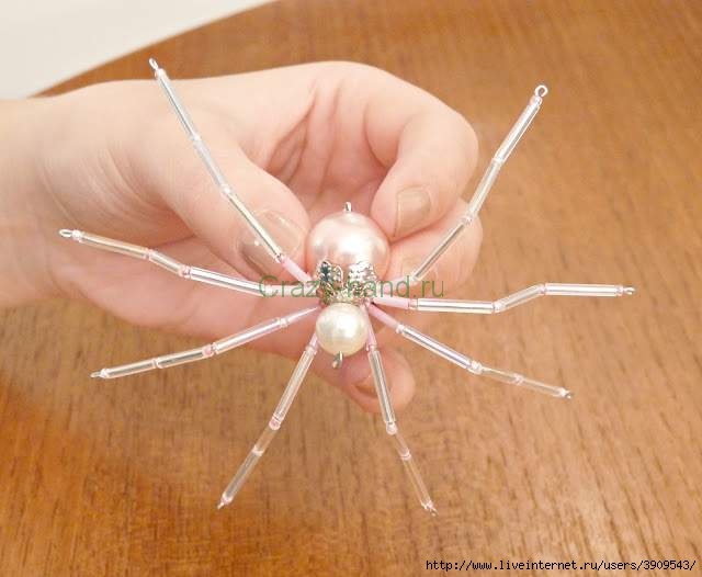 Чарующие паучки из бисера