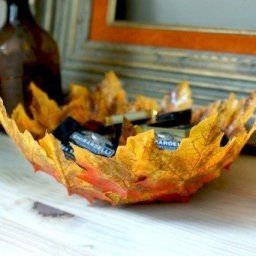 Чаша из осенних листьев