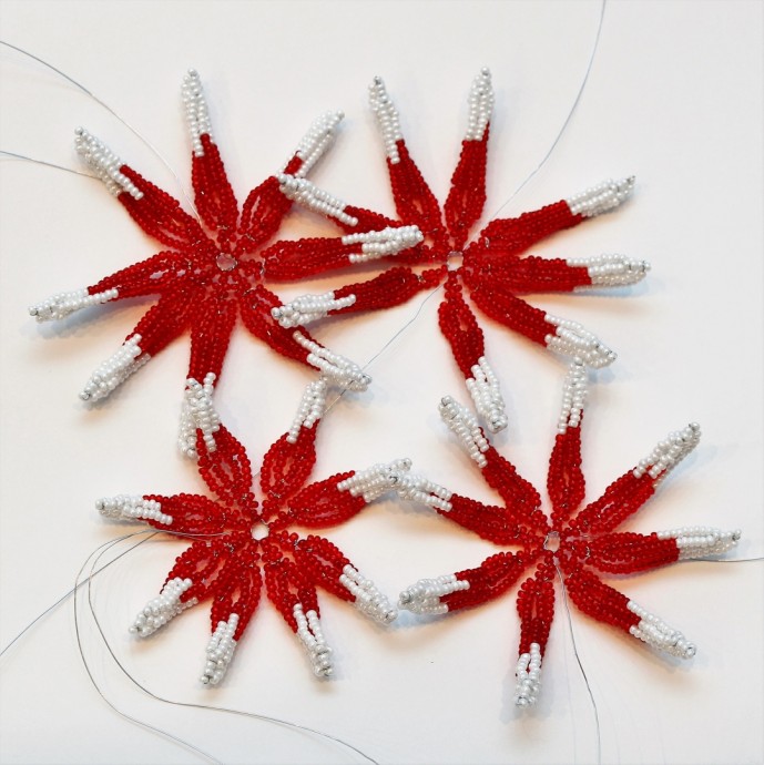 Красный георгин из бисера